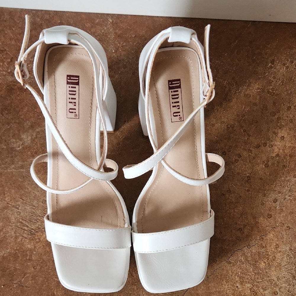 White Crisscross Ankle-Strap Platform Sandals - Women - Picture 7 of 8